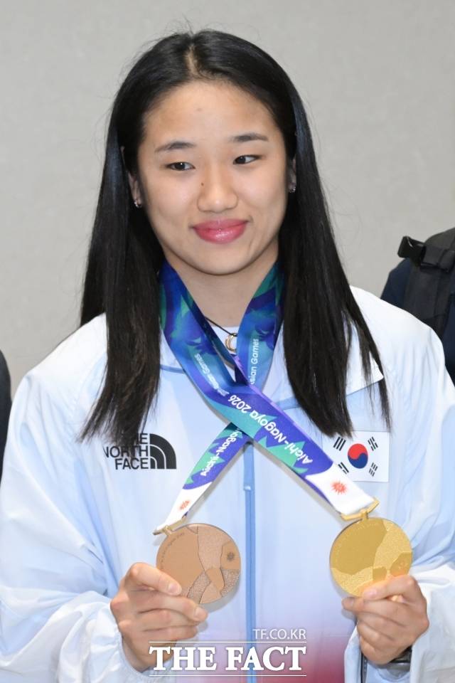 '셔틀콕 여제' 안세영(삼성생명·세계랭킹 1위)이 프랑스오픈 결승에 진출하며 올 시즌 10번째 우승을 눈앞에 뒀다. 사진은 2026 아이치·나고야 아시안게임에서 배드민턴 여자 단식 사상 첫 2연패를 달성한 안세영이 9월 30일 오전 인천국제공항을 통해 귀국해 메달을 든 채 기념촬영을 하고 있는 모습. /인천국제공항=김성렬 기자