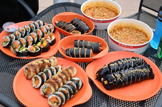 지난해 열린 '김천김밥축제'에 김천시 전체 인구 13만 명보다 2만 명 많은 15만 명이 다녀가며 지역 대표 먹거리 축제의 위상을 입증했다.   행사에서 판매된 김밥과 라면. 사진 김천시