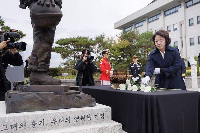 추미애 경기지사가 오늘(24일) '제2회 경기소방 119메모리얼데이'를 맞아 순직 소방관들을 추모하며 헌화하고 있다. / 사진=연합뉴스