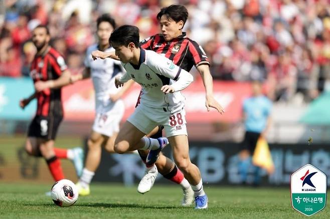 볼 경합을 벌이고 있는 조영욱(사진 오른쪽). 사진=한국프로축구연맹