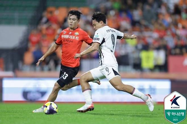 슈팅을 시도하고 있는 조영욱(사진 오른쪽). 사진=한국프로축구연맹