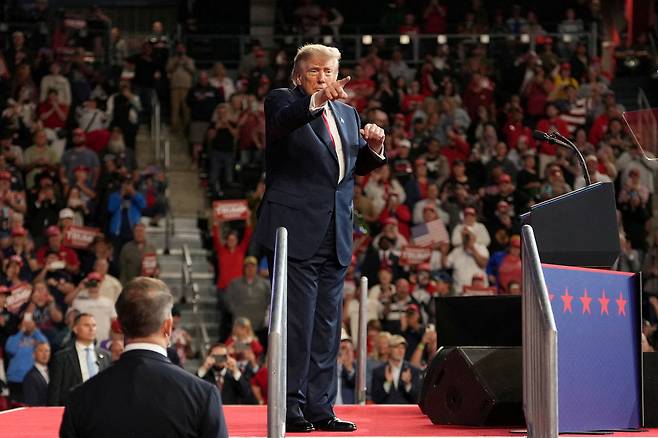 도널드 트럼프 미국 대통령이 지난 10일(현지시간) 테네시주 클락스빌에 있는 F&M 뱅크 아레나에서 열린 공화당 선거 유세에서 연설을 하다 손가락으로 청중들을 지목하고 있다. [로이터]