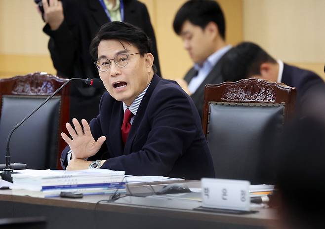 윤상현 국민의힘 의원은 24일 이재명 정부의 실용주의 노선을 도널드 트럼프 미국 대통령의 ‘타코’(TACO·트럼프는 항상 물러선다)에 빗대 ‘라코’(LACOee Always Chickens Out·이재명 대통령은 항상 물러난다)라고 비판했다. 윤 의원이 지난 20일 국회 법사위 국정감사에서 질의하는 모습. [연합]