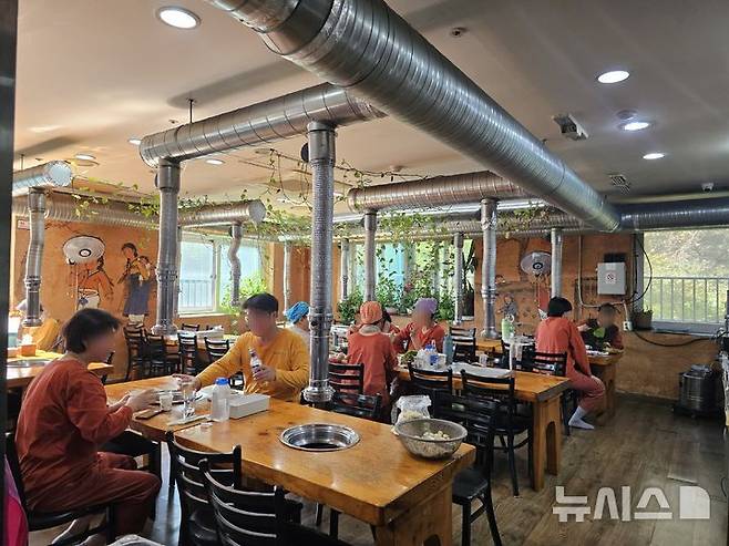 [서울=뉴시스] 박지우·이수진 인턴기자 = 22일 서대문구 봉원사길의 한 찜질방 내 식당에서 찜질복을 입은 이용객들이 삼겹살을 먹고 있다. 2026.10.22.