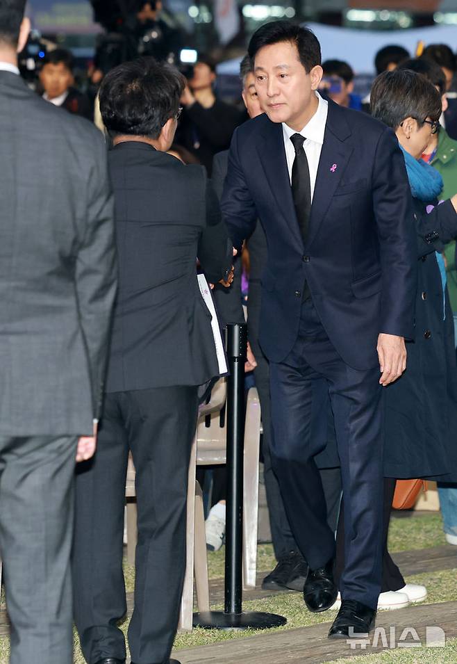 [서울=뉴시스] 이영환 기자 = 오세훈 서울시장이 24일 오후 서울 중구 서울광장에서 열린 이태원참사 4주기 시민추모대회에 참석하고 있다.  2026.10.24. 20hwan@newsis.com
