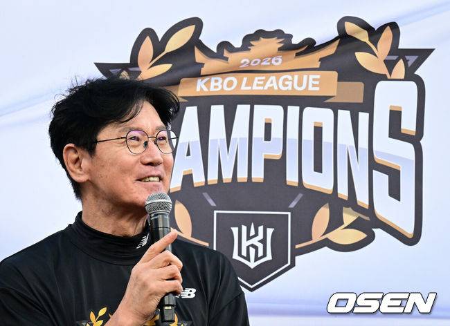 [OSEN=수원, 조은정 기자]2026 프로야구 정규시즌 우승팀은 KT 위즈다.&nbsp;프로야구 KT 위즈는 5일 수원KT위즈파크에서 열린 2026 신한 SOL KBO리그 롯데 자이언츠와의 시즌 마지막 맞대결(16차전)에서 9-0으로 승리했다.&nbsp;KT 이강철이 정규시즌 우승을 기뻐하고 있다. 2026.10.05 /cej@osen.co.kr