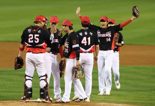 지난 20일 서울 잠실야구장에서 열린 2026 KBO 포스트시즌 준플레이오프 LG 트윈스 vs KIA 타이거즈의 3차전 경기, 13-1 승리를 거두고 플레이오프에 진출한 KIA 선수들이 자축하고 있다. 뉴시스