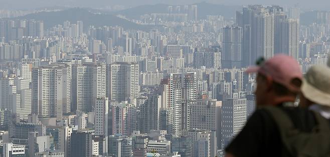 서울 남산에서 아파트 단지가 보이고 있다. 뉴스1