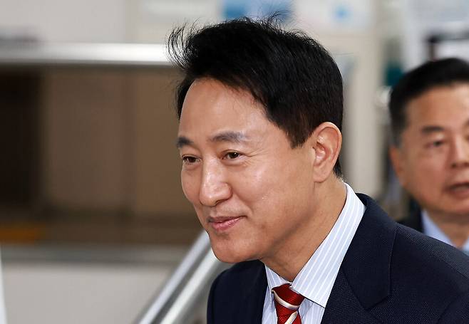 오세훈 서울시장이 일명&nbsp; '여론조사비 대납 의혹' 사건 항소심 선고일인 지난 23일 서울 서초구 서울고법에 도착해 법정으로 향하고 있다. ⓒ공동취재