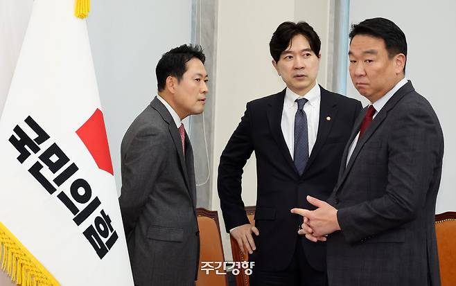 장동혁 국민의힘 대표(왼쪽부터), 박성훈 대변인, 정희용 사무총장이 2023년 12월 1일 국회에서 조국 조국혁신당 대표를 기다리며 무거운 표정을 짓고 있다. 박민규 선임기자