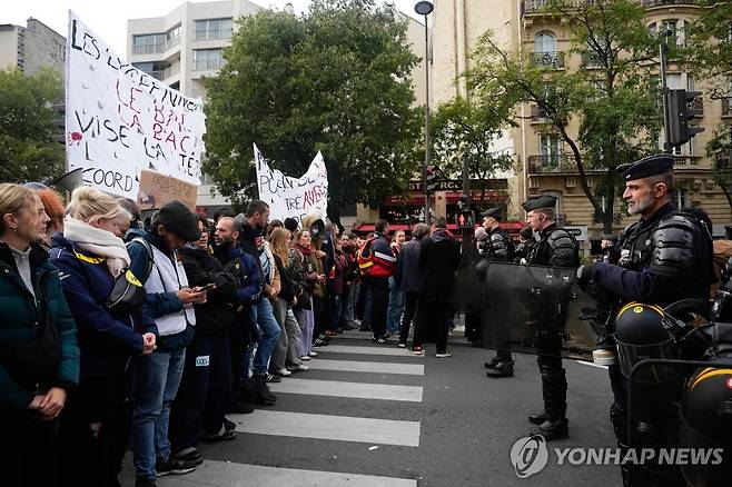 22일 파리에서 벌어진 시위 [AP=연합뉴스 자료사진. 재판매 및 DB 금지]