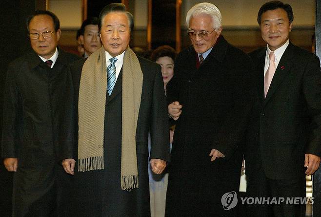 최형우 전 내무부 장관 별세 (서울=연합뉴스) 최형우 전 내무부 장관이 24일 오전 3시30분 중앙보훈병원에서 세상을 떠났다. 향년 91세. 사진은 2004년 1월 김영삼 전 대통령, 박관용 국회의장, 손학규 경기지사와 저녁 식사 후 신라호텔을 나서는 고인의 모습. 2026.10.24 [연합뉴스 자료사진] photo@yna.co.kr