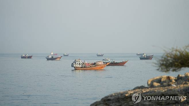 오만에서 바라 본 호르무즈 해협 [로이터=연합뉴스. 재판매 및 DB 금지]