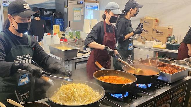 ▲ 이날 빨간 떡볶이 옆 콩나물이 수북이 쌓였다. 전국에서 모인 떡볶이들이 저마다 다른 맛으로 승부를 벌이고 있다. 김민규 기자