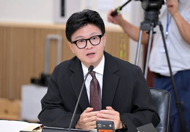 무소속 한동훈 의원이 12일(현지시간) 워싱턴DC 주미한국대사관에서 열린 국회 외교통일위원회 국정감사에서 질의하고 있다. (사진=주미한국대사관 제공)