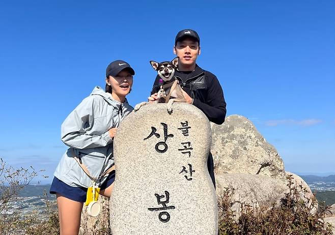 산에 올라 활짝 웃고 있는 오구와 보호자 가족(인스타그램 ooooogu_ 제공) ⓒ 뉴스1