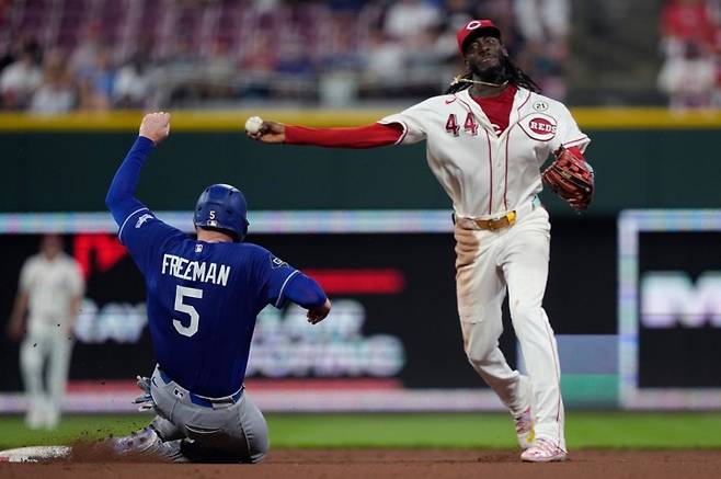 Dodgers Reds BaseballCincinnati Reds shortstop Elly De La Cruz (44) throws to first base to get Los Angeles Dodgers Kyle Tucker out for a double play as Los Angeles Dodgers' Freddie Freeman (5) is out at second base during the fifth inning of a baseball game, Tuesday, Sept. 15, 2026, in Cincinnati. (AP Photo/Carolyn Kaster)