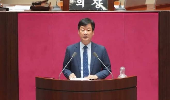 박균택 더불어민주당 의원이 국회에서 발언하고 있다. 박 의원은 문재인 정부 초대 법무부 검찰국장을 지냈으며, 이재명 대통령 관련 사건의 변호인으로 활동했다. (박균택 의원 페이스북)