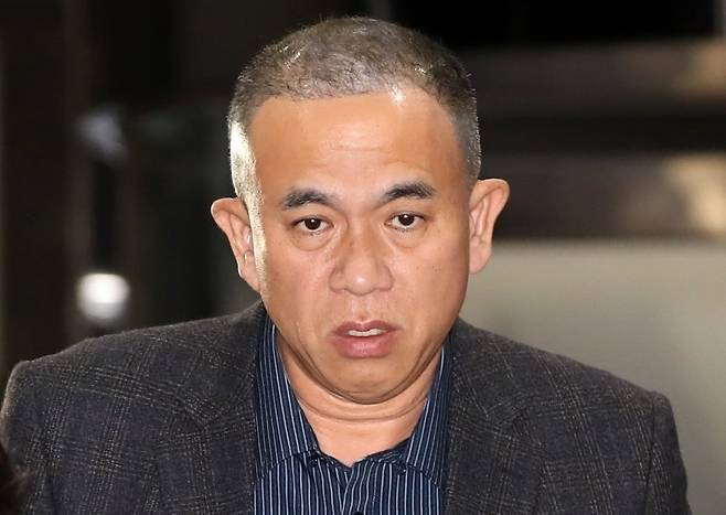 명태균 씨가 2024년 경남 창원시 성산구 창원지방검찰청에서 정치자금법 위반 혐의 피의자 신분으로 검찰 조사를 받은 뒤 청사를 나서는 모습 /사진=뉴스1