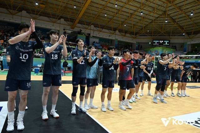 대한항공 선수들이 25일 전남광주 여수의 진남체육관에서 열린 현대캐피탈과 2026 여수·NH농협컵 프로배구대회 남자부 결승에서 승리한 뒤 팬을 향해 인사하고 있다. KOVO 제공