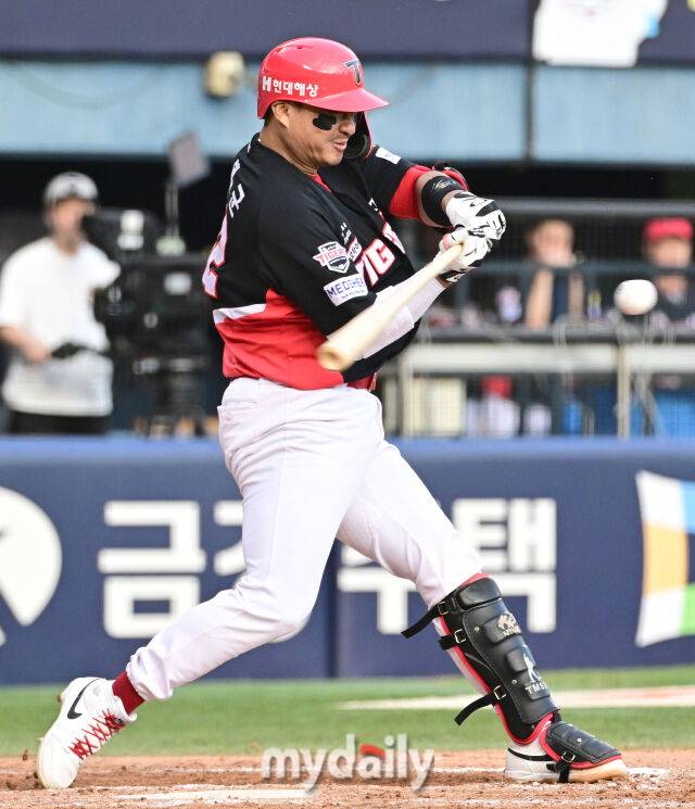 2026년 10월 4일 오후 서울 잠실구장에서 열린 '2026 신한 SOL KBO리그' KIA 타이거즈와 LG 트윈스의 경기. KIA 김태군이 9회초 무사 1.3루서 1타점 적시타를 친 뒤 기뻐하고 있다./마이데일리