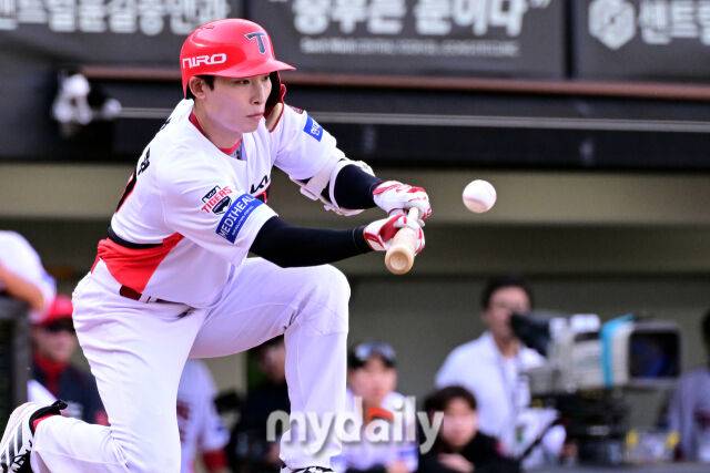 17일 오후 광주 기아챔피언스필드에서 진행된 '2026 신한 SOL KBO리그 포스트시즌' 준플레이오프 1차전 KIA 타이거즈와 LG트윈스의 경기. KIA 김호령이 5회말 무사 1루에서 번트를 시도하고 있다./마이데일리