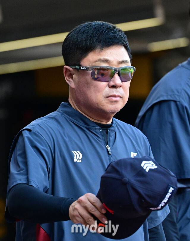 2026년 5월 1일 오후 인천 SSG랜더스필드에서 열린 '2026 신한 SOL KBO리그' 롯데 자이언츠와 SSG 랜더스의 경기. 롯데 김태형 감독이 경기 전 국민의례를 마치고 SSG 더그아웃을 보고 있다./유진형 기자