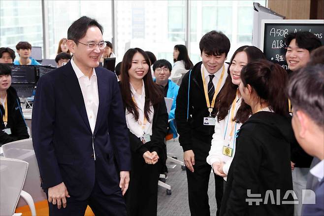 [서울=뉴시스] 김근수 기자 = 이재용 삼성전자 회장이 20일 오전 서울 강남구 역삼동 삼성 청년 소프트웨어 아카데미(SSAFY)에서 열린 '청년 취업 지원 현장 간담회'를 마친 뒤 아카데미를 둘러보며 청년들과 대화를 하고 있다. (공동취재) 2025.03.20. photo@newsis.com