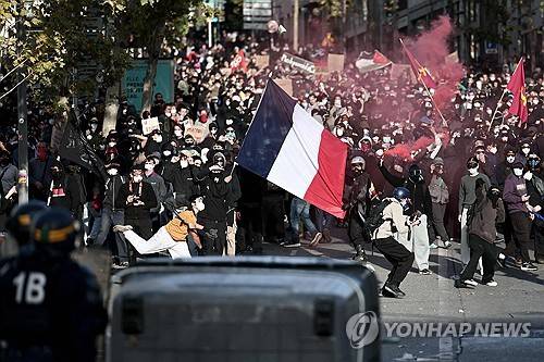 24일 마르세유에서 벌어진 시위 [AFP=연합뉴스. 재판매 및 DB 금지]