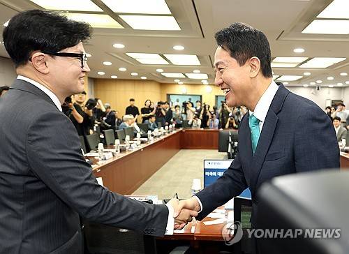악수하는 오세훈-한동훈 [연합뉴스 자료사진]