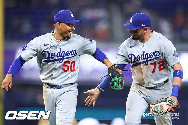 [사진] LA 다저스 무키 베츠와 미겔 로하스가 수비를 마친 뒤 기뻐하고 있다. ⓒGettyimages(무단전재 및 재배포 금지)