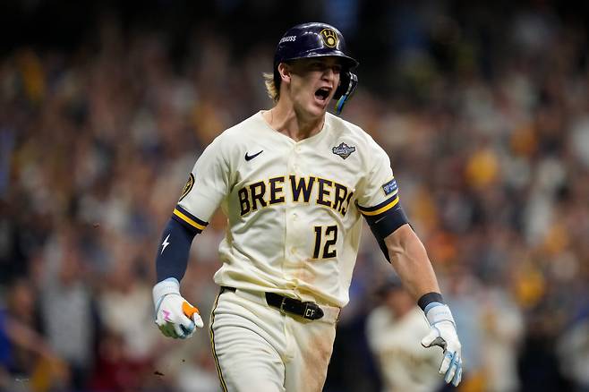 밀워키 쿠퍼 프랫이 25일(한국시간) 아메리칸 패밀리필드서 열린 탬파베이와 2026 MLB WS 2차전 7회말 1사 3루 상황에서 1타점 적시 우전 안타를 때린 뒤 포효하고 있다. 밀워키｜AP뉴시스