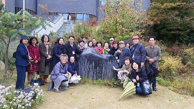지난 24일 달성문인협회 회원들이 충남 공주에 있는 나태주풀꽃문학관을 방문하고 나태주 시인과 기념 사진을 찍었다. (사진 뒷줄 오른쪽에서 세 번째가 나태주 시인, 뒷줄 왼쪽에서 다섯 번째가 신경용 회장)