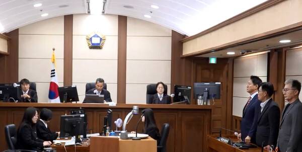 오세훈 서울시장이 23일 서초구 서울고등법원에서 열린 정치자금법 위반 혐의 항소심 선고공판에서 선고 주문을 듣고 있다.&nbsp;서울고법 형사7부(구회근 부장판사)는 '명태균 여론조사비 대납 의혹'으로 재판에 넘겨진 오 시장에게 무죄를 선고했다. 2026.10.23 [서울고등법원 제공] 연합뉴스&nbsp;