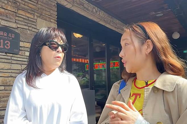 The conversation also turned to family stories. Ha Joo-yeon introduced her mother as a graduate of Seoul Arts High School who majored in Korean dance, and revealed that her father is actor Ha Jae-young. When Noh Sa-yeon expressed surprise, saying, That man was really cool, Ha Joo-yeon replied, He is still the same.Ha Joo-yeon joined Jewelry as a member of the third generation in 2008 and was active until she left the group in 2014 when her exclusive contract ended.
