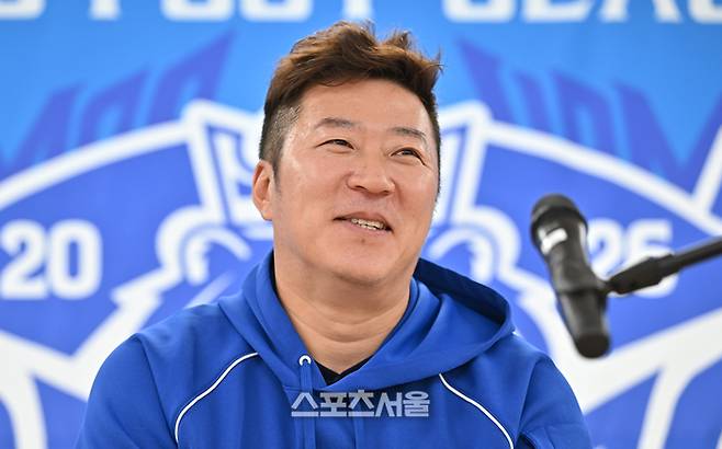 삼성 최형우가 25일 대구 삼성라이온즈파크에서 예정된 KIA와의 2026 KBO 포스트시즌 플레이오프 1차전 취소 후 기자들의 질문에 답하고 있다. 대구 | 최승섭기자 thunder@sportsseoul.com