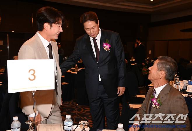 10일 호텔리베라 청담에서 열린 2024 일구상 시상식, 시상식에 참석한 이택근 해설위원, 이대호, 김성근 감독이 인사를 나누고 있다. 허상욱 기자 wook@sportschosun.com/2024.12.10/