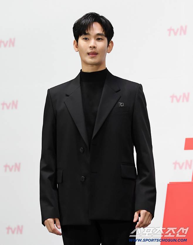 tvN '눈물의 여왕' 제작발표회가 7일 서울 구로구 신도림동 라마다호텔에서 열렸다. 김수현이 포토타임을 갖고 있다. 신도림=박재만 기자 pjm@sportschosun.com/2024.03.07/