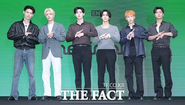 그룹 엔하이픈이 11월 20일 싱글 'THE SIN : PARALLEL WORLD'를 발표한다. 사진은 엔하이픈의 니키 제이크 성훈 정원 선우 제이(왼쪽부터)가 8월 20일 서울 용산구 몬드리안 서울 이태원에서 열린 여덟 번째 미니앨범 'THE SIN : BLISS' 기자간담회에 참석해 포즈를 취하고 있는 모습이다./박헌우 기자