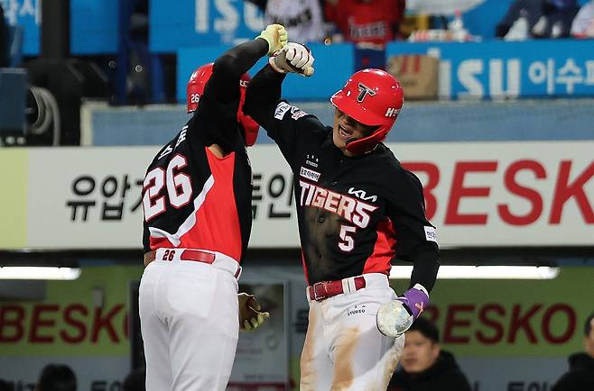 2점 홈런을 친 카스트로(왼쪽)와 세리머니를 하는 김도영. 대구=뉴스1