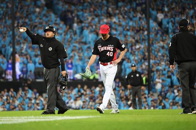 <YONHAP PHOTO-6729> 헤드샷으로 퇴장 당하는 KIA 네일(대구=연합뉴스) 윤동진 기자 = 26일 대구 삼성라이온즈파크에서 열린 2026 KBO 포스트시즌 플레이오프 삼성 라이온즈 대 KIA 타이거즈 1차전. 5회 말 1사 때 KIA 선발투수 네일이 헤드샷으로 퇴장당하고 있다. <저작권자 ⓒ 1980~2026 ㈜연합뉴스. 무단 전재 재배포 금지, AI 학습 및 활용 금지>