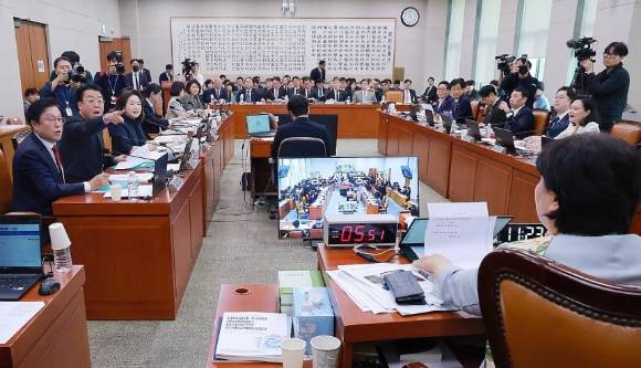 26일 국회 법제사법위원회에서 열린 법무부, 고위공직자범죄수사처, 대법원(법원행정처) 등에 대한 종합감사에서 국민의힘 김민전 의원이 민주당 법사위원 등 의원들을 언급하며 질의한 것과 관련해 여야 의원들이 설전을 벌이고 있다. 2026.10.26 [사진=연합뉴스]