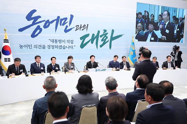 이재명 대통령이 26일 청와대에서 열린 농어민과의 대화 행사에서 농어민 단체 대표의 발언을 듣고 있다. 연합뉴스