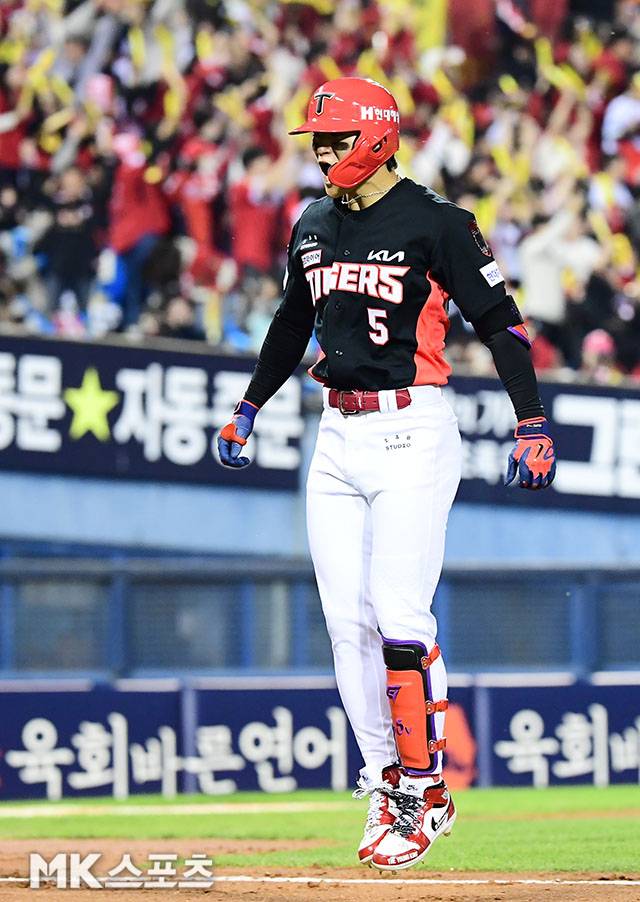 20일 오후 서울 잠실야구장에서 2026 신한 SOL KBO 포스트시즌(PS) KIA 타이거즈와 LG 트윈스의 준플레이오프(준PO·5전3선승제) 3차전이 열렸다. 2회초 1사 만루에서 KIA 김도영이 만루홈런을 치고 환호하고 있다. 사진=김영구 기자