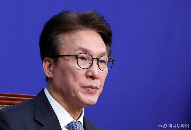 [서울=뉴시스] 고범준 기자 = 김민석 더불어민주당 대표가 26일 서울 여의도 국회에서 열린 최고위원회의에 참석해 자리하고 있다. 2026.10.26. bjko@newsis.com /사진=고범준