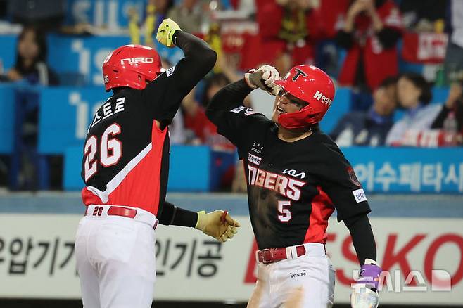 [대구=뉴시스] 권창회 기자 = 26일 대구 수성구 삼성라이온즈파크에서 열린 2026 신한 SOL KBO 포스트시즌 플레이오프 1차전 KIA 타이거즈와 삼성 라이온즈 경기, 3회 초 2사 주자 1루 기아 카스트로가 2점 홈런을 친 뒤 김도영과 기뻐하고 있다. 2026.10.26. kch0523@newsis.com