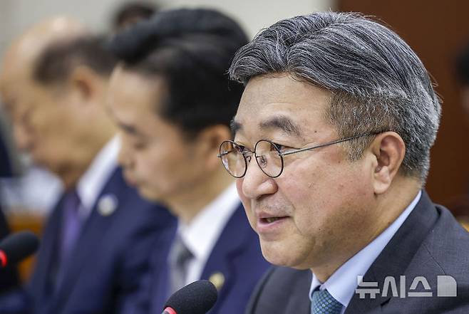 [서울=뉴시스] 정병혁 기자 = 윤호중 행정안전부 장관이 26일 서울 여의도 국회에서 열린 행정안전위원회 종합감사에서 질문에 답하고 있다. 2026.10.26. jhope@newsis.com