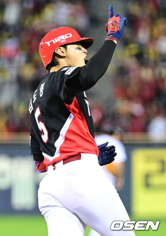 [OSEN=잠실, 최규한 기자] 20일 서울 잠실야구장에서 ‘2026 신한 SOL KBO 준플레이오프’ 3차전 LG 트윈스와 KIA 타이거즈의 경기가 열렸다.벼랑 끝에 몰린 LG는 카를로스 카라스코가 선발로 나선다. 광주 홈에서 열린 2경기를 모두 잡아낸 KIA는 시라카와 게이쇼를 선발로 내세웠다. 2회초 1사 만루 상황 KIA 김도영이 LG 케네디를 상대로 달아나는 좌중간 만루포를 날린 뒤 그라운드를 돌며 환호하고 있다. 2026.10.20 / dreamer@osen.co.kr