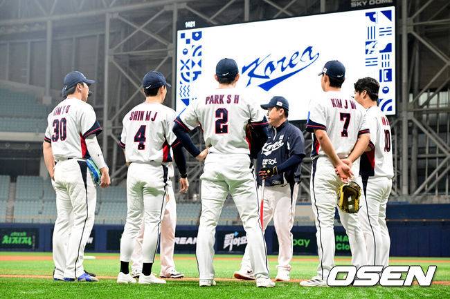 [OSEN=고척, 조은정 기자]류지현 감독이 이끄는 야구 대표팀이 7일 고척스카이돔에서 훈련을 진행했다.대표팀은 오는 8일과 9일 고척스카이돔에서 열리는 2025 K-베이스볼 시리즈 체코 대표팀과의 2경기를 시작으로 15일과 16일 양일에 걸쳐 도쿄돔에서 일본 대표팀과 2경기를 치른다. 야구 대표팀 내야진이 이동욱 코치와 미팅을 하고 있다. 2025.11.07 /cej@osen.co.kr