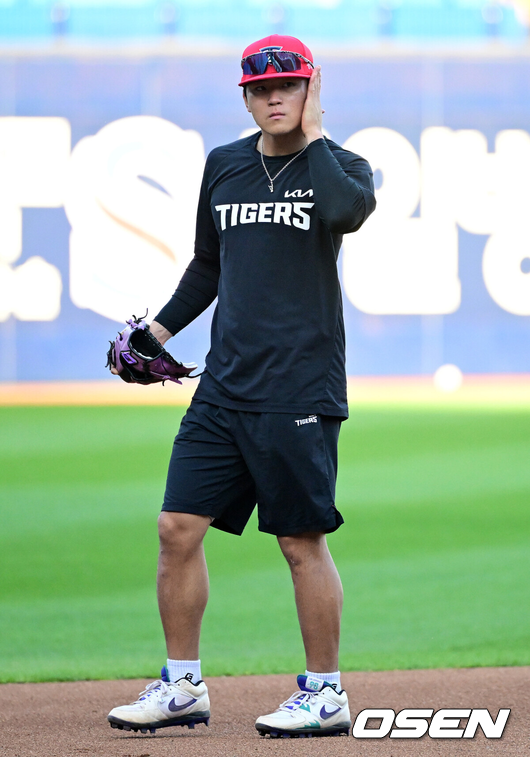 [OSEN=대구, 지형준 기자] 26일 대구삼성라이온즈파크에서 2026 신한 SOL KBO 플레이오프 1차전 삼성 라이온즈와 KIA 타이거즈의 경기가 열렸다.비로 하루 미뤄진 가을야구, 선발 맞대결에는 변화가 없다. 삼성은 크리스 페덱, KIA는 제임스 네일이 나섰다.KIA 김도영이 훈련을 하고 있다. 2026.10.26 / jpnews@osen.co.kr